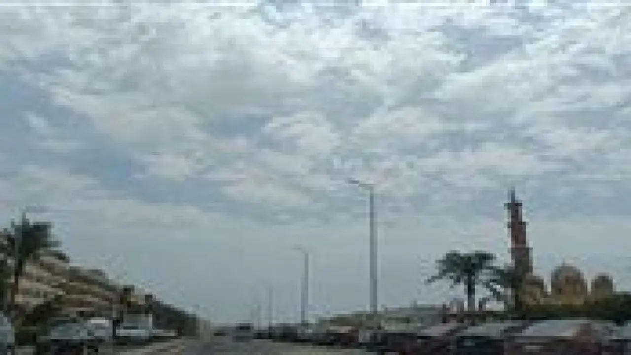 أجواء دافئة في مصر مع تحذيرات من شوائب عالقة وأمطار غرب البلاد